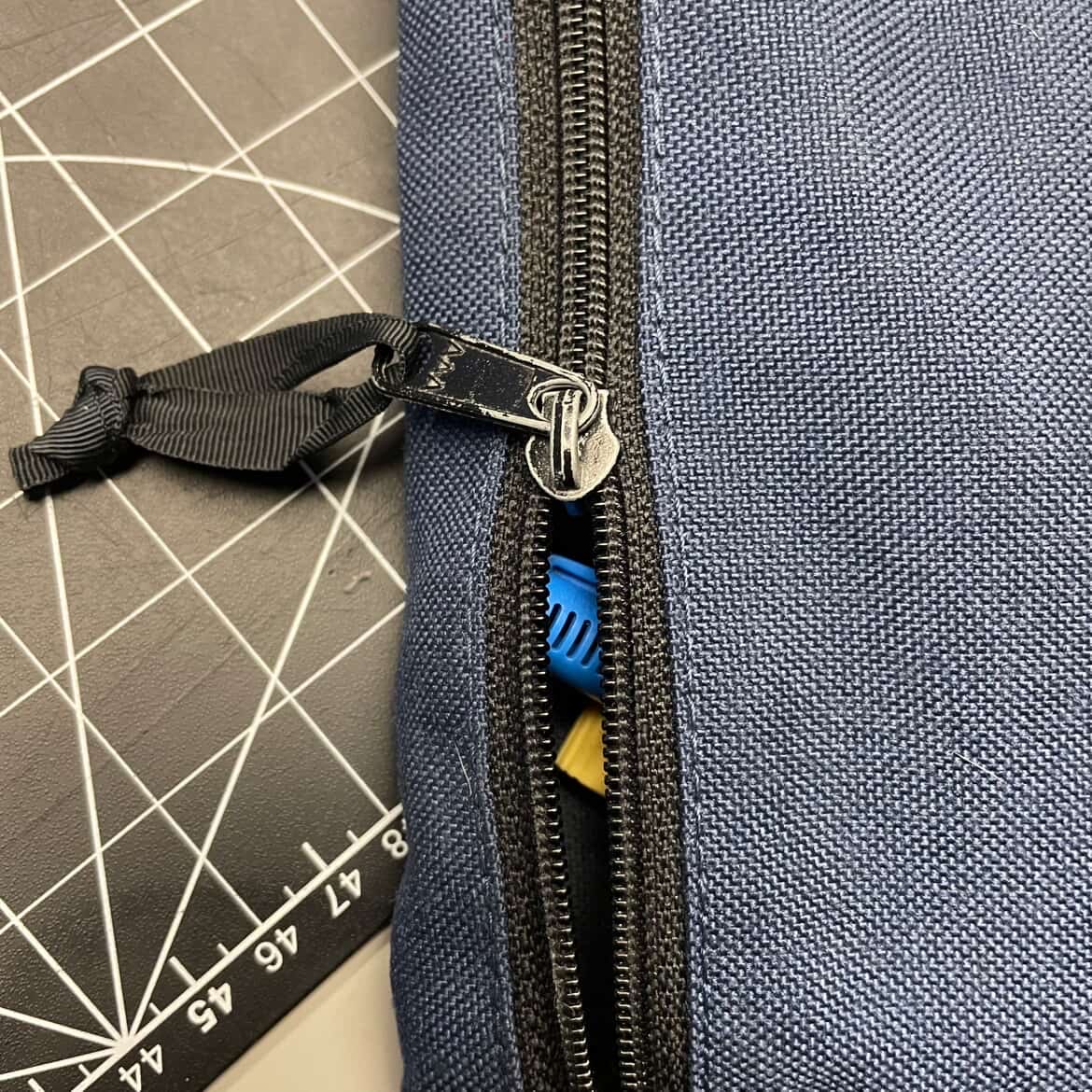 An interaction depicting the zipping and unzipping of a zipper on a pencil case.