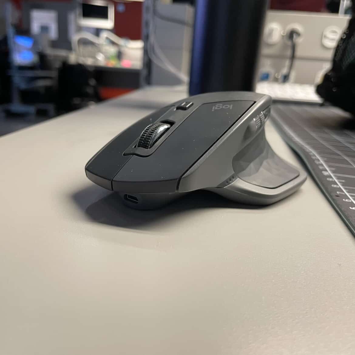 An interaction depicting the clicking of a mouse. The top part of the mouse touches the bottom of it when it is clicked.