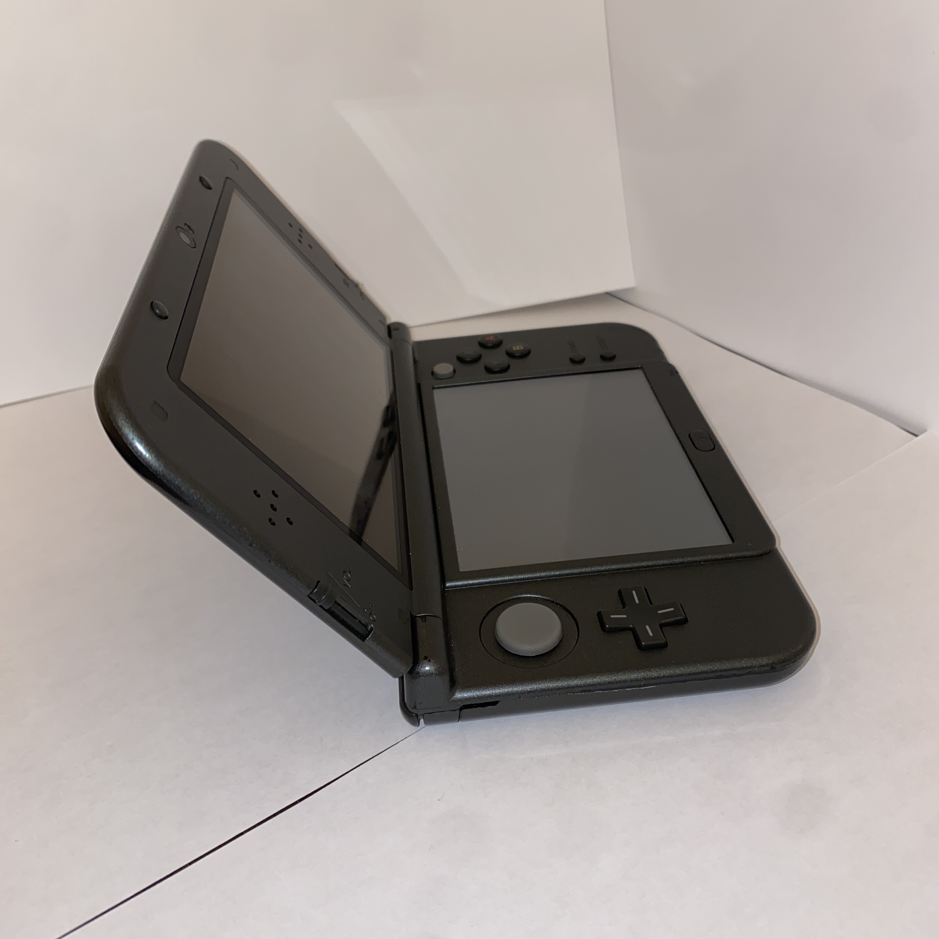 Image of my Nintendo 3DS XL.